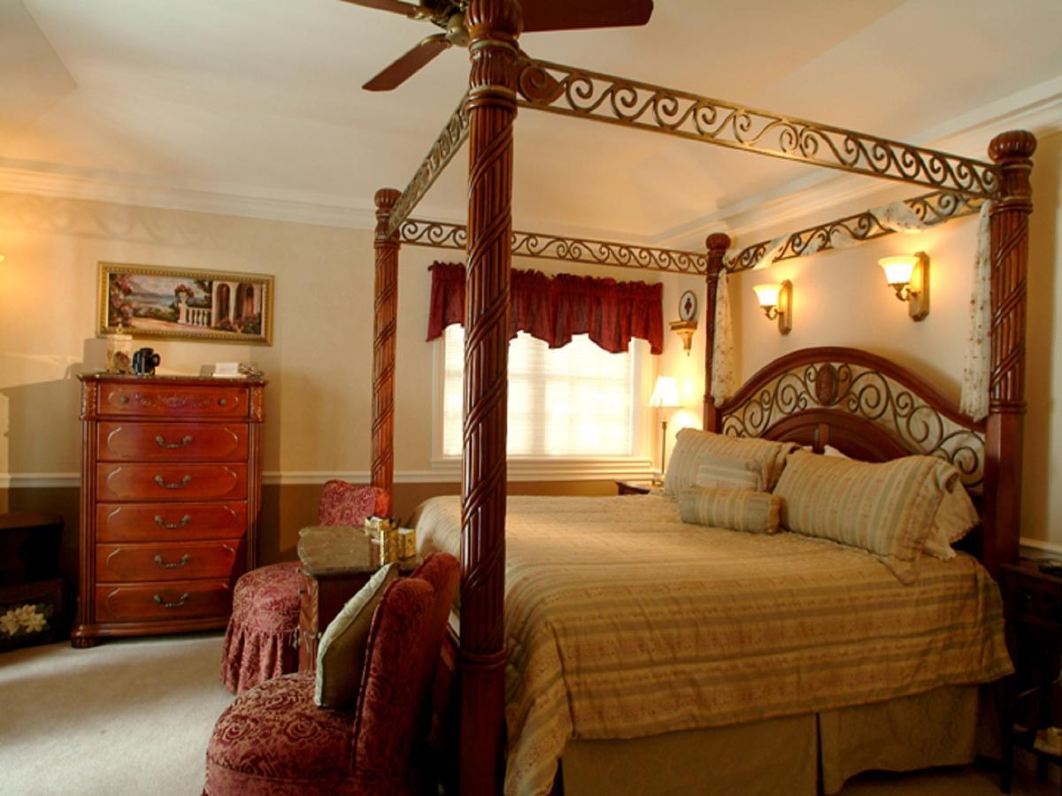 Lake George Boathouse Waterfront Lodging Болтон-Лендинг Экстерьер фото