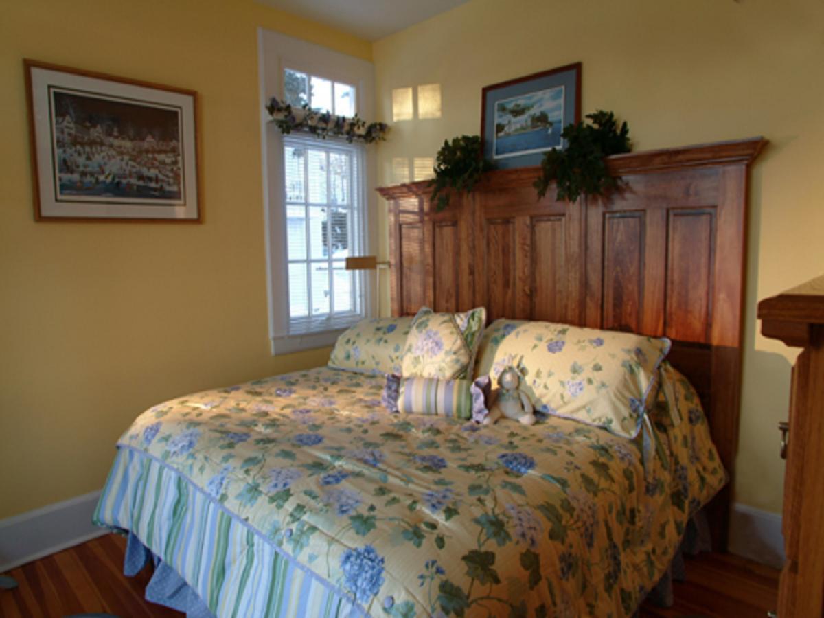 Lake George Boathouse Waterfront Lodging Болтон-Лендинг Экстерьер фото