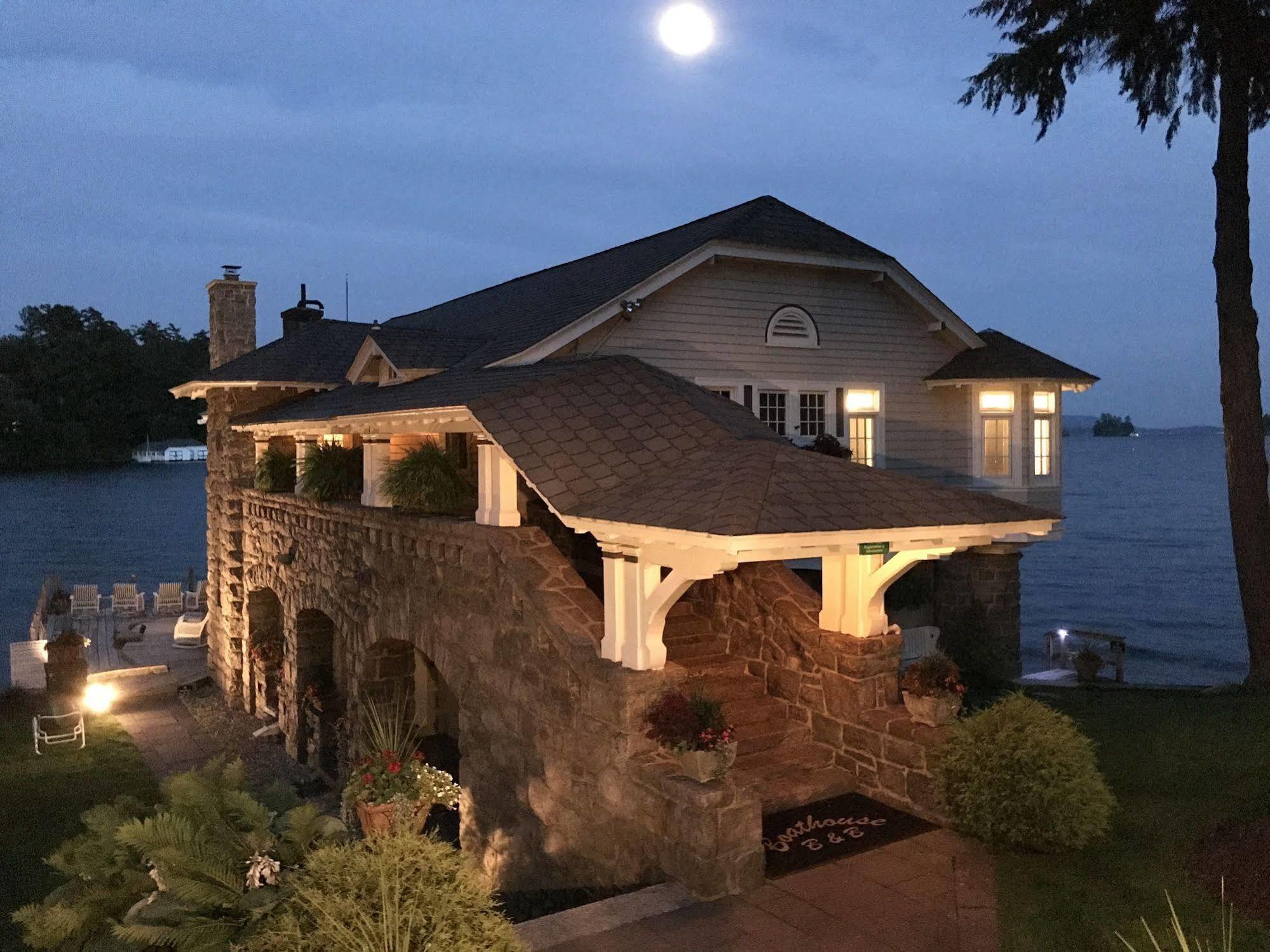 Lake George Boathouse Waterfront Lodging Болтон-Лендинг Экстерьер фото