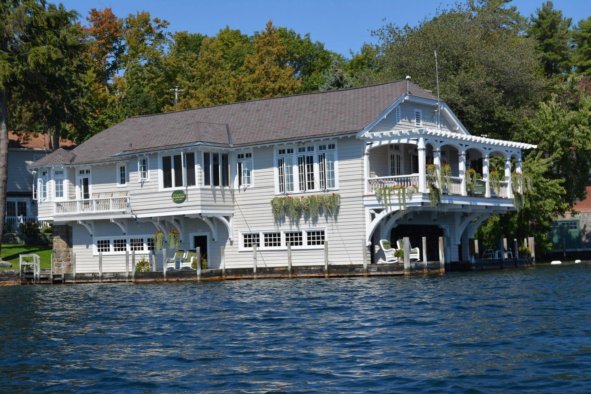 Lake George Boathouse Waterfront Lodging Болтон-Лендинг Экстерьер фото